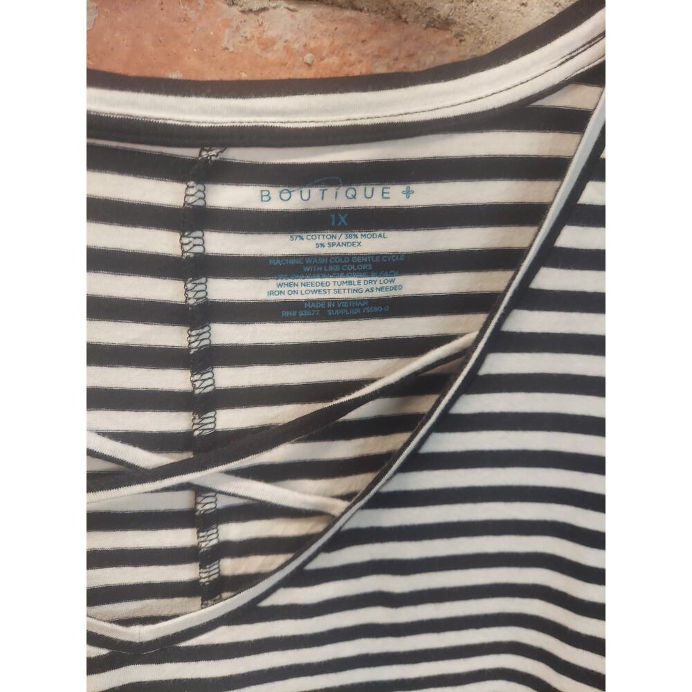 Boutique Plus Womens 1X Striped V Neck Criss Cross Knit Top Black White - Picture 2 of 3
